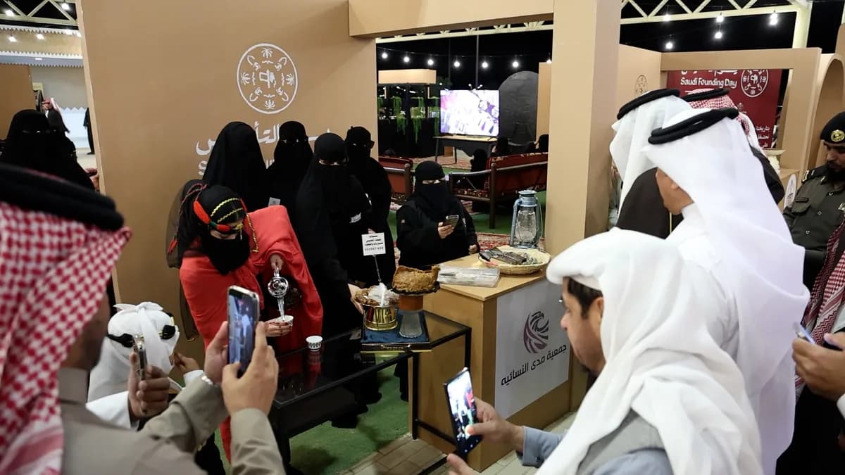 زوار يتعرفون على منتجات الأسر في السوق