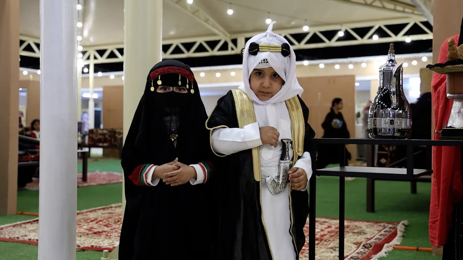 مشاركة بالزي التراثي في فعالية يوم التأسيس بالسوق