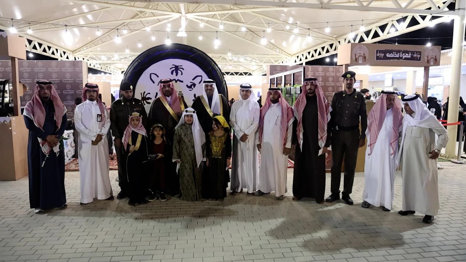 صورة جماعية للمشاركين والزوار داخل السوق